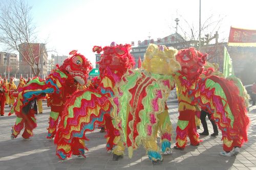 酒泉市2011年元宵節(jié)社火匯演期間，部分社火隊來公司拜年