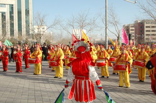 酒泉市2011年元宵節(jié)社火匯演期間，部分社火隊來公司拜年