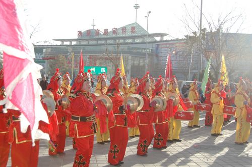 酒泉市2011年元宵節(jié)社火匯演期間，部分社火隊來公司拜年