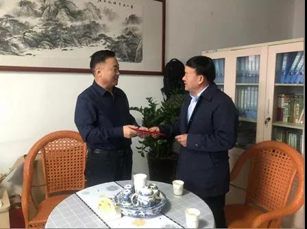 敦煌種業(yè)領(lǐng)導(dǎo)看望慰問公司老干部、老黨員及困難黨員職工
