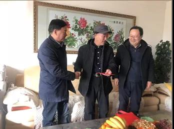 敦煌種業(yè)領(lǐng)導(dǎo)看望慰問公司老干部、老黨員及困難黨員職工
