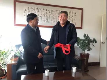 敦煌種業(yè)領(lǐng)導(dǎo)看望慰問公司老干部、老黨員及困難黨員職工