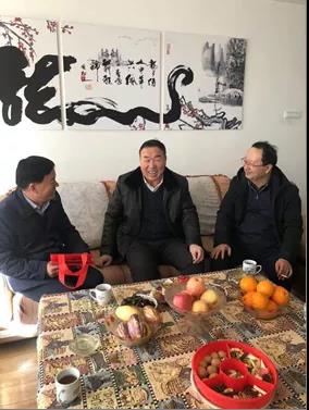 敦煌種業(yè)領(lǐng)導(dǎo)看望慰問公司老干部、老黨員及困難黨員職工
