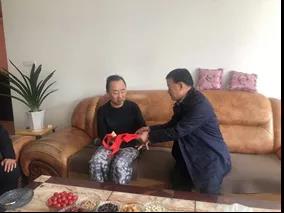 敦煌種業(yè)領(lǐng)導(dǎo)看望慰問公司老干部、老黨員及困難黨員職工