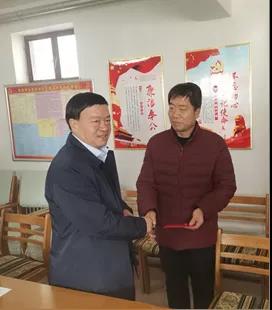 敦煌種業(yè)領(lǐng)導(dǎo)看望慰問公司老干部、老黨員及困難黨員職工